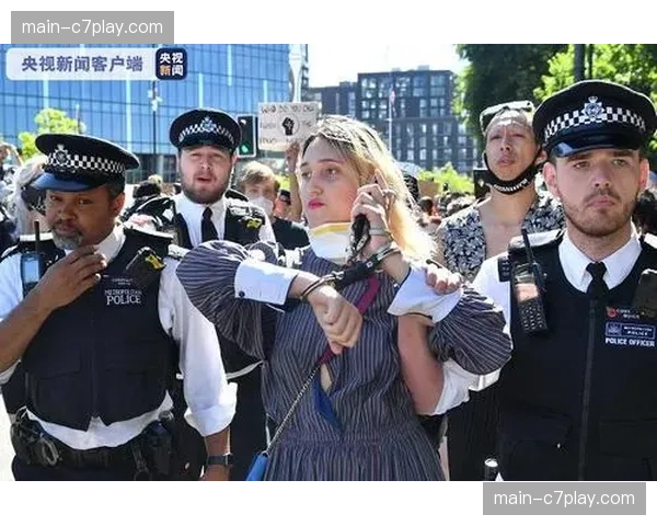 英国警方宣布逮捕一名涉嫌在网络上对球员进行种族歧视攻击的男子